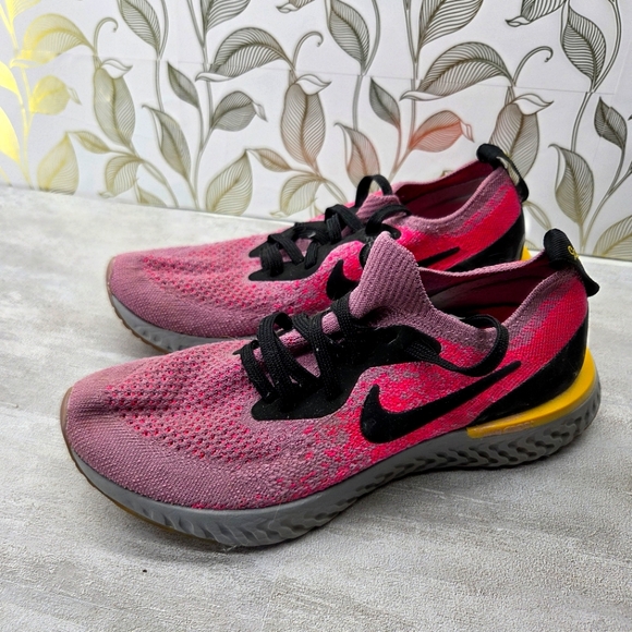 Girls Nike Epic React Flyknit Pink Girls Size 4 - Picture 1 of 4